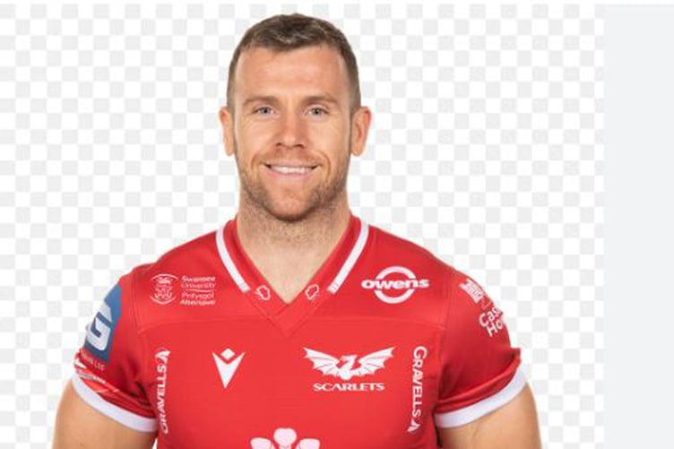 Scrum half Gareth Davies