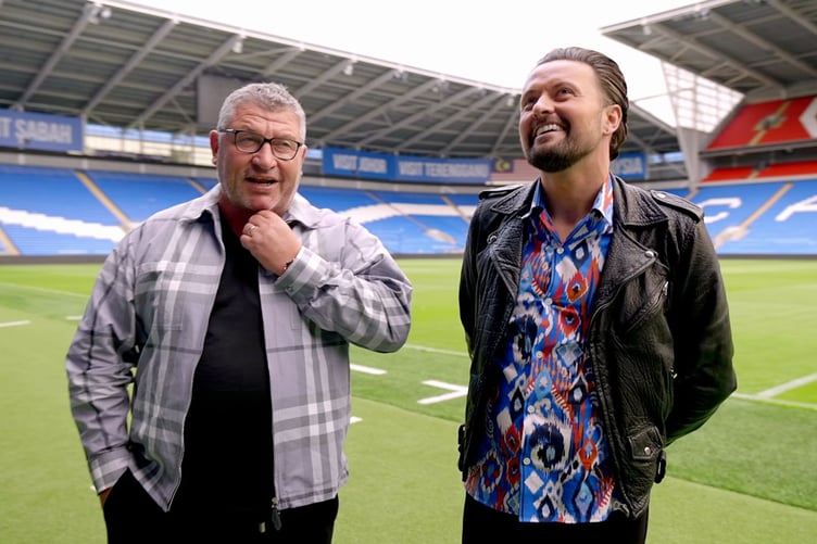 Osian Roberts gyda cyflwynydd y rhaglen Owain Williams