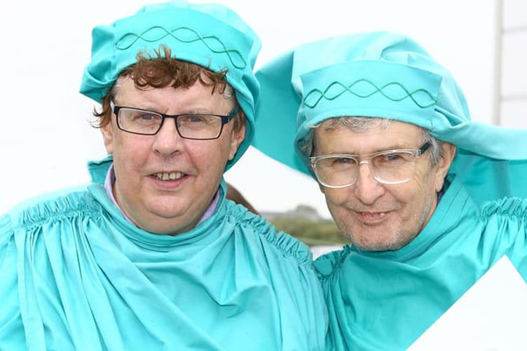 Y diweddar frodyr Richard a Wyn Jones o Aberteifi, ar ôl cael eu hurddo yn Eisteddfod Genedlaethol Môn