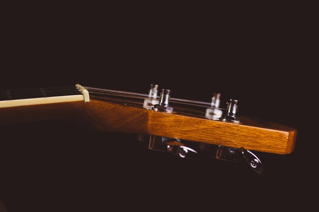 Dysgu Merched y Wawr sut i i chwarae'r ukelele
