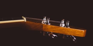 Dysgu Merched y Wawr sut i i chwarae'r ukelele