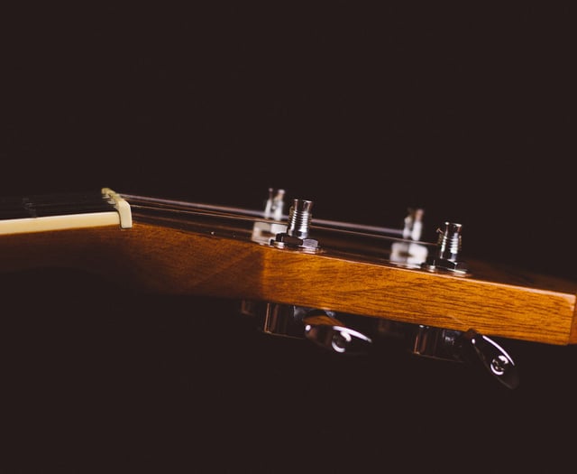 Dysgu Merched y Wawr sut i i chwarae'r ukelele