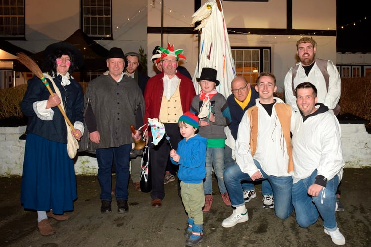 Crew y Fari Lwyd yn Y Brigans Inn Mallwyd Dinas Mawddwy yn Barod i dyddanu yn yr hen Draddodiad
Llun Erfyl Lloyd Davies Ffotograffydd
