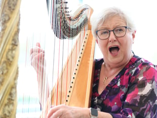 Emotional reunion for harpist Elinor Bennett and former choir member