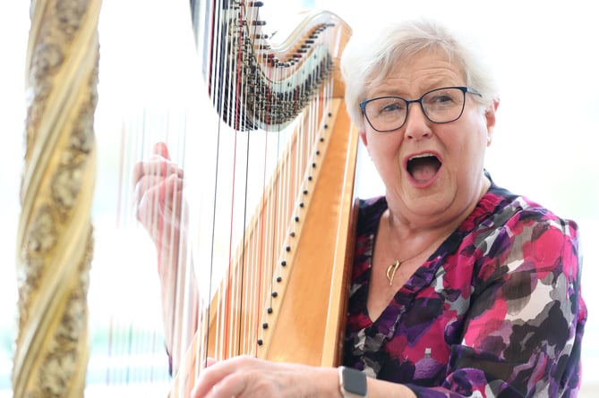 Internationally acclaimed harpist Elinor Bennett visited Pendine to entertain the residents with music and song