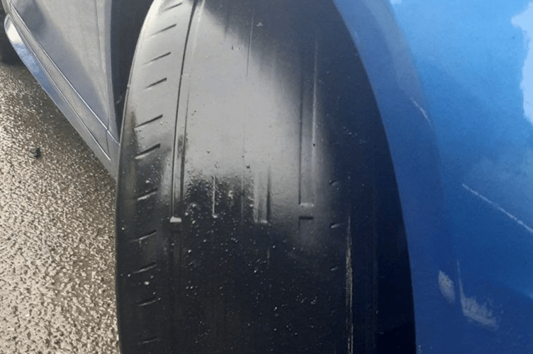 Dolgellau police investigating reports of shoplifting said they found defective tyres on the suspect's car