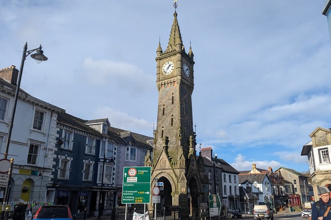 The new sign has been labeled a "monstrosity" by Machynlleth Town Councillors for obscuring the beloved clocktower