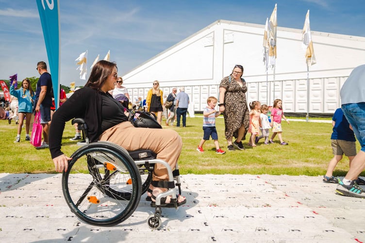 Mae’r Urdd am wella hygyrchedd a mynediad at ddigwyddiadau celfyddydol y mudiad