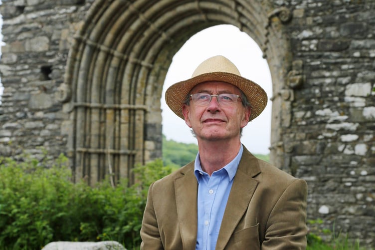 Yr Athro Dafydd Johnston yn Ystrad Fflur. 2022