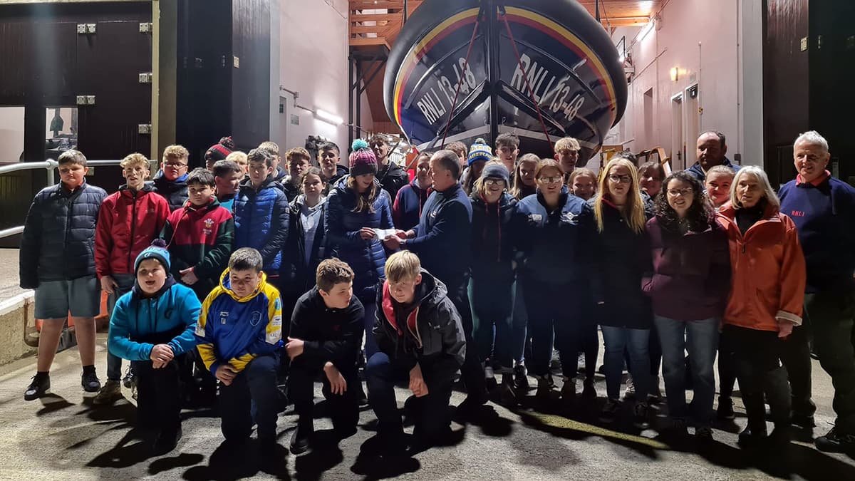 Mydroilyn YFC donates £600 to New Quay RNLI | cambrian-news.co.uk