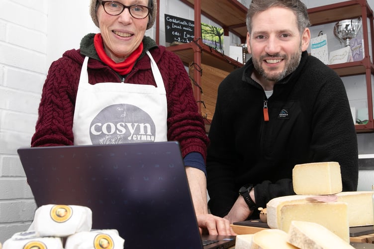 Cosyn Cymru , Bethesda.
Lafan business consultancy.
Dyfodol Digidol (Digital Future) project.
Cosyn Cymru. Artisan cheesemaker Carrie Rimes with consultant and mentor James Hughes.