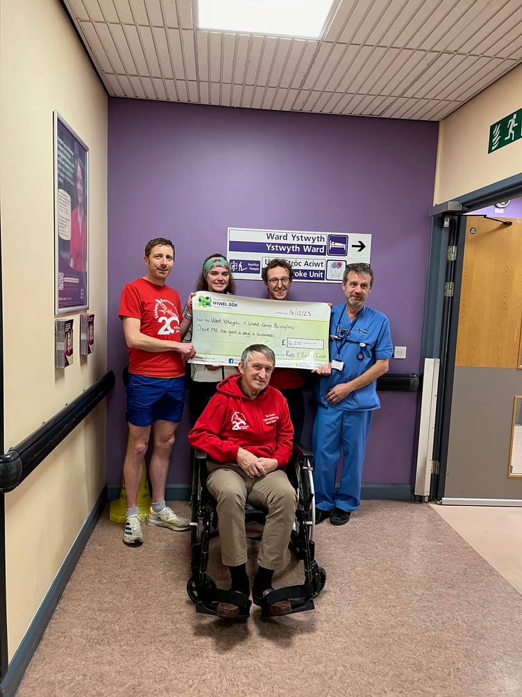 Pictured above (L-R): Back: Owain Schiavone, Nia Rees and Rhodri Ap Dyfrig with Staff Nurse Adam Williams.  Front: Dic Evans, Red Kite Race Founder.