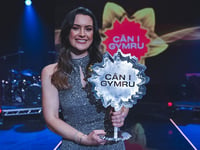Tregaron teacher scoops Cân i Gymru prize following public vote