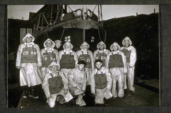 Porthdinllaen. Watson Motor Class. ON 866. Charles Henry Ashley.
Crew in front of Charles Henry Ashley. Picture taken at night. Crew wearing oilskins, s'westers and kapok lifejackets.