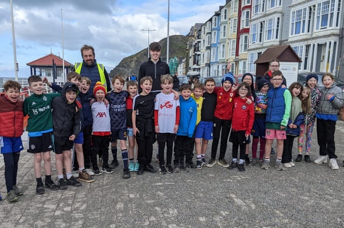 Not only has nine year old Cai spent a week tacking a running challenge for charity, he also inspired his friends to join him on for the last mile of the challenge. 