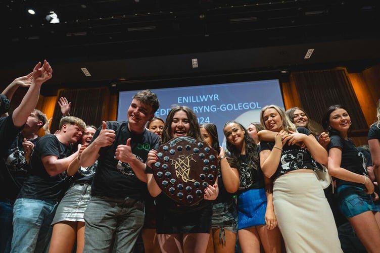 Myfyrwyr Aberystwyth yn dathlu eu llwyddiant yn y Rhyng-gol