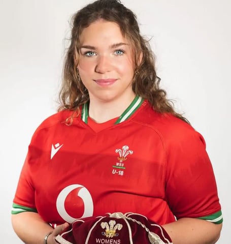 Cadi-lois Davies is looking forward to training with the Wales Six Nations squad