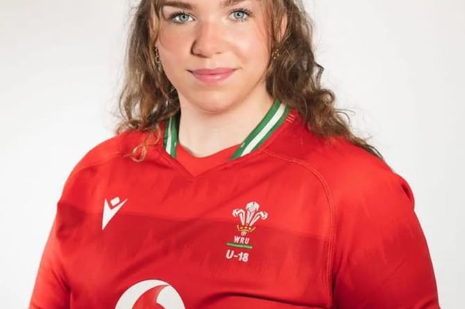 Cadi-lois Davies is looking forward to training with the Wales Six Nations squad