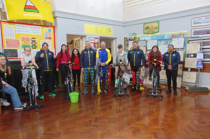 Tywyn school welcome Doddie Weir cycle challenge