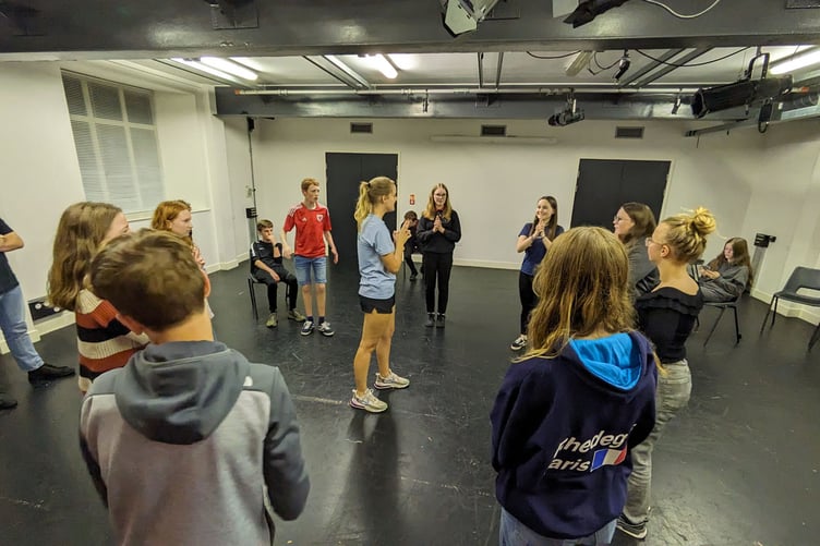 Mae aelodau'r aelwyd wedi trefnu nifer o nosweithiau a gweithgareddau