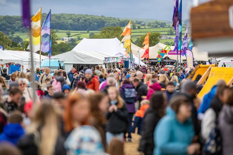 Mae tocynnau mynediad i’r maes ynghyd â’r sioe gynradd a ieuenctid yn mynd ar werth heddiw