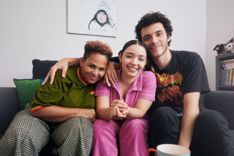 Maisie Awen gyda’i mam Molara a’i brawd Finn