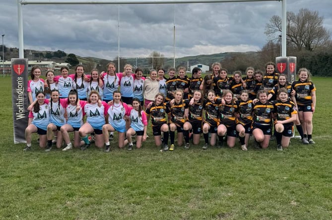 The Bae Dolphins U14s and Mid Wales Kites U14s players