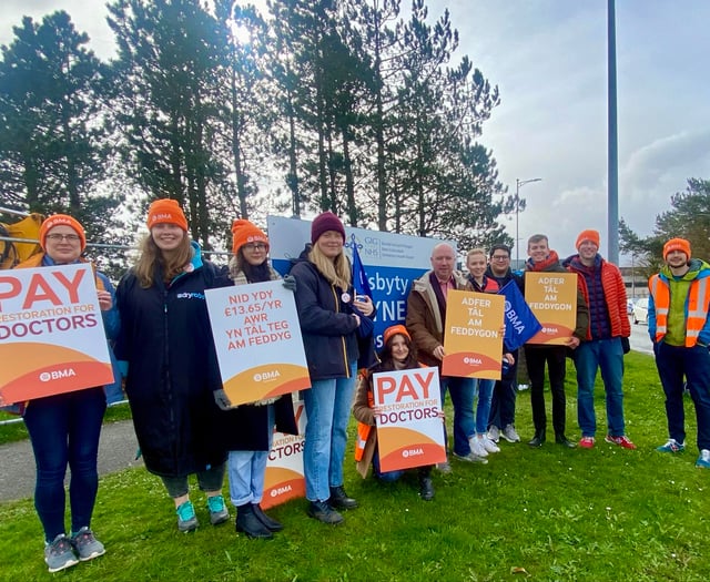 MS joins striking doctors on picket line