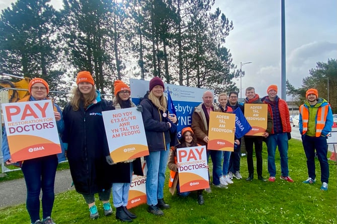Mabon ap Gwynfor MS joined striking doctors on the picket line at Ysbyty Gwynedd on Monday, 25 March