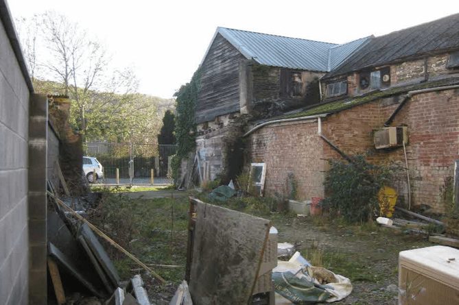 A former bakehouse in Machynlleth is set to be demolished and turned into cottages