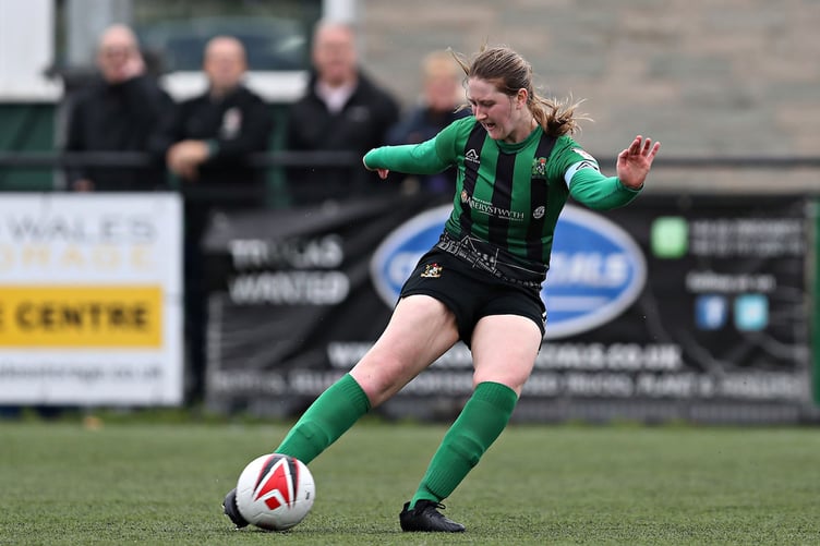 ABERYSTWYTH, CEREDIGION, WALES - 1st OCTOBER 2023 - Aberystwyth's Amy Jenkins shoots during Aberystwyth Town Women vs Pontypridd United Women in Round 3 of the Genero Adran Premier at Park Avenue, Aberystwyth (Pic by Sam Eaden/FAW)