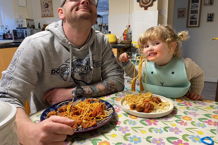 Oswyn Thomas, 2, with her dad Darren Thomas, 38. Meet the two-year-old chef who can cook spaghetti bolognaise, chilli con carne - and a full roast dinner. Oswyn Thomas can also make shortbread, cookies, brownies, jelly, a banana split, Welsh cakes and pancakes. The toddler started cooking when she was 11 months old alongside her mum Madison, 28. When she was born, Madison said she didn't bond with Oswyn as much as she wanted to so started cooking with her for some one on one time.