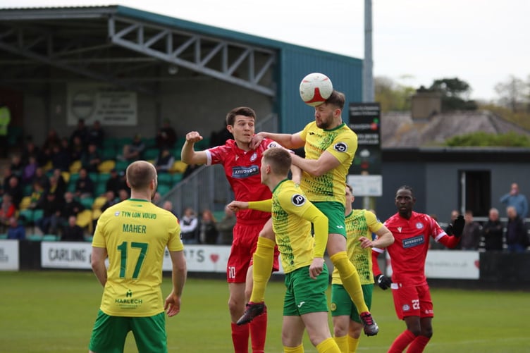 The Cofis and the Lakesiders were evenly matched at the Oval on Sunday