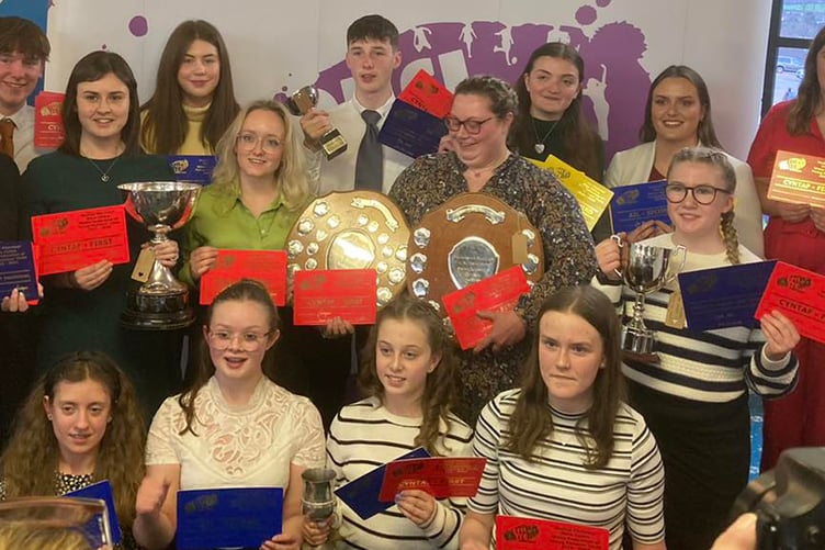 Cipiodd Ceredigion y ddwy darian