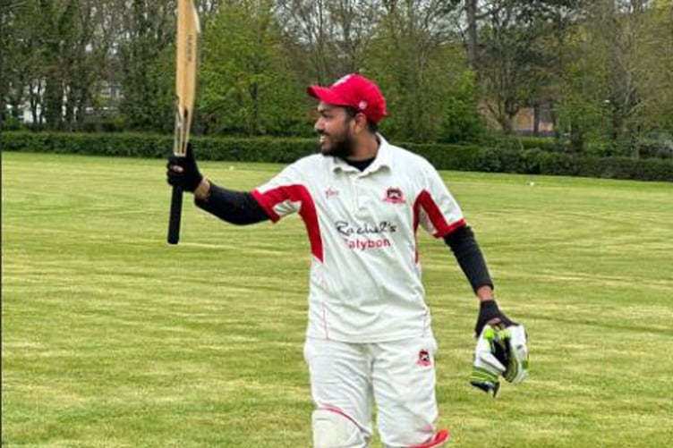 Bava Vasu acknowledging applause