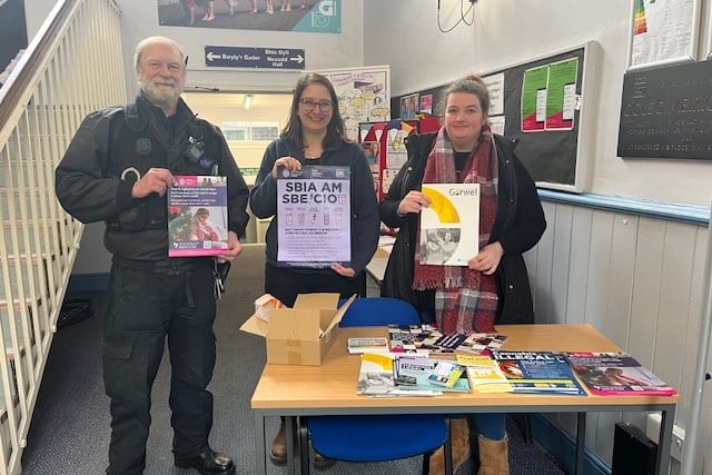 PCSO and domestic abuse group speak to students at drop-in event