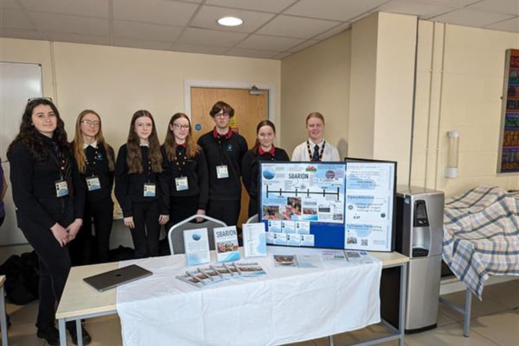 Disgyblion blwyddyn 10 a 12 Ysgol Penweddig gyda'u cynnyrch