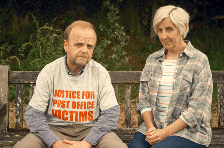 Toby Jones and Julie Hesmondhalgh, who play wronged Postmaster Alan Bates and his partner Suzanne Sercombe in the ITV drama 'Mr Bates vs The Post Office’. 