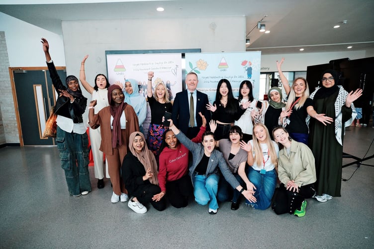 Criw Neges Heddwch ac Ewyllys Da 2024 gyda Sian Lewis a Jeremy Miles