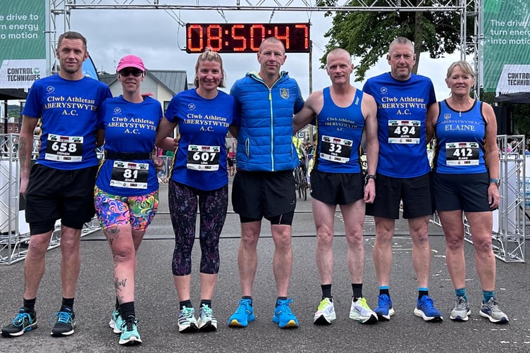 Aber runners ready for the off in Newtown