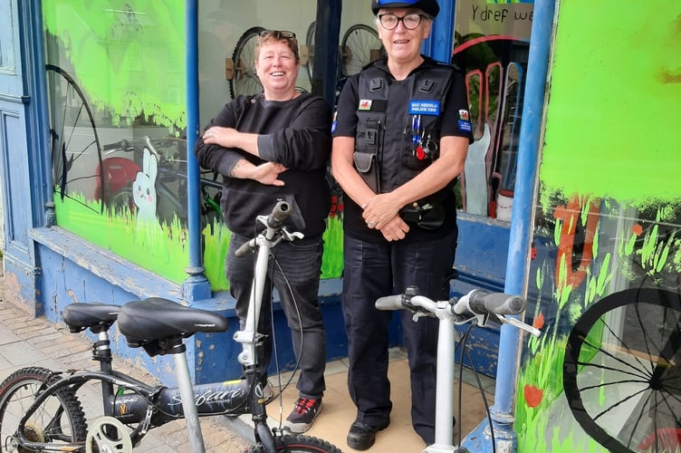 PCSO Delia from Blaenau Ffestiniog went to Beics Blaenau to meet Emma from Y Dref Werdd