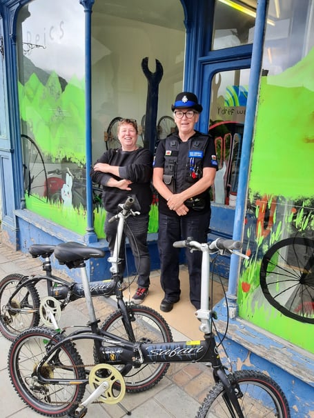 PCSO Delia from Blaenau Ffestiniog went to Beics Blaenau to meet Emma from Y Dref Werdd