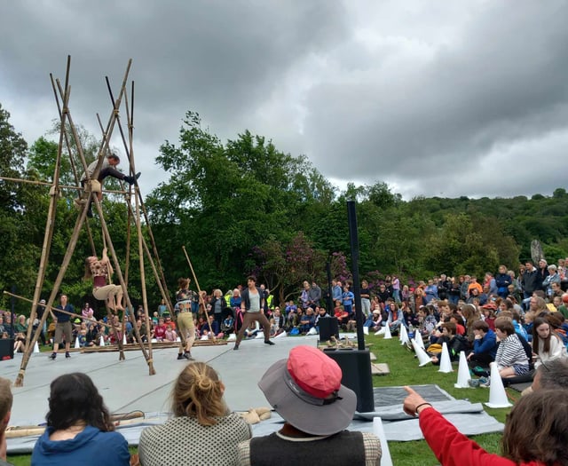 Circus entertain Mach crowd with fantastic free show