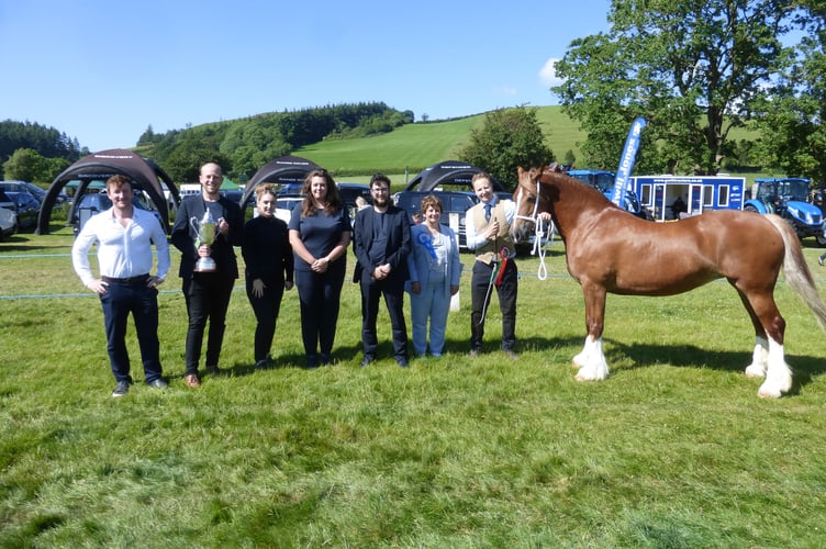 Representatives of Sinclair, headline sponsors of the 2024 show, alongside Show President Sheila Rattray and Dafydd Jones, Frongoy, Pennant with supreme champion “Fronarth the Goddess”