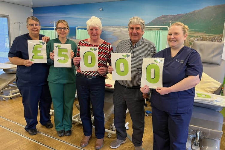 Pictured above (L-R): Bettina Vance, Chemotherapy Clinical Nurse Specialist; Stacey Mleczek, Health Care Support Worker; Eirian Evans and Emyr Evans, Teify Forge, and Rachel Bran, SACT Unit Senior Nurse.
