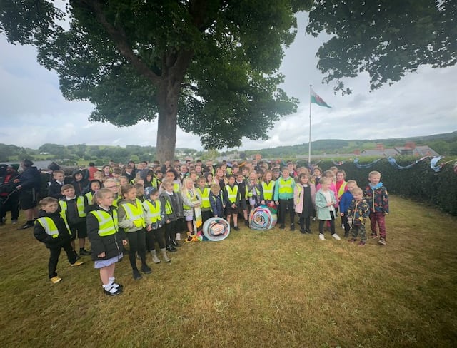 Children from Ysgol Godre'r Berwyn helped to place the
scarf around the Domen