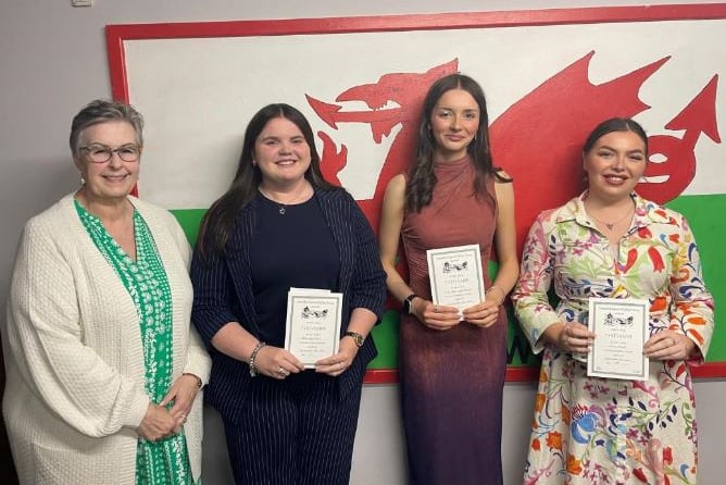 Roedd Canna Roberts, o Borthmadog , yn drydydd yn Ysgoloriaeth Colin Jones