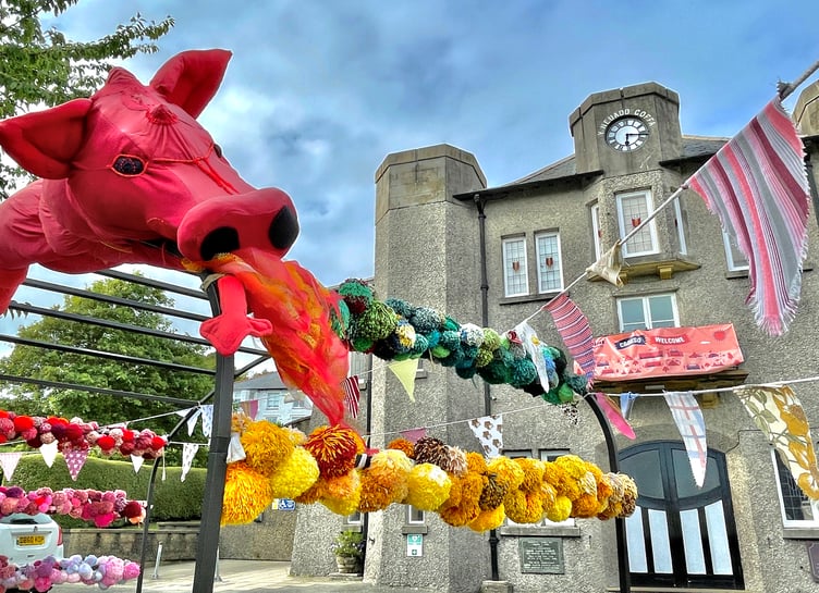 When the Eisteddfod came to Criccieth last year, visitors were greeted with flags, bunting, colourful displays in empty shops, post boxes covered in knitted ‘toppers’, a dragon and pom pom arch, a painted ‘friendship bench’ and more