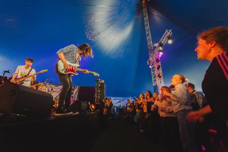 Mae Tqafwyl wedi datblygu’n un o’r gwyliau mwyaf eiconig yng Nghymru