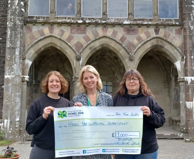 Walk raises £1,000 for colorectal services